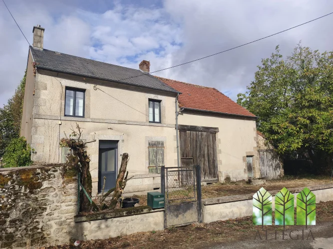 Detached Country House with Barn and Garden