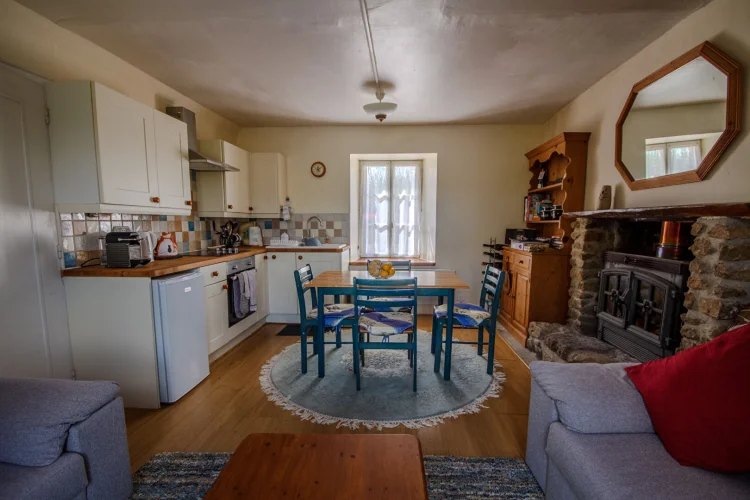 Mayenne: Charming Semi-Detached Cottage 2/3 Bedrooms, Enclosed Garden, Garage photo 4