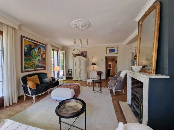 Charming 4/5 Bedroom Village House with Lovely Garden photo 4
