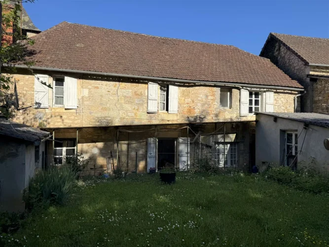 Spacious Village House (about 200 m² Living Space), Stone, to Renovate, with Garden photo 3