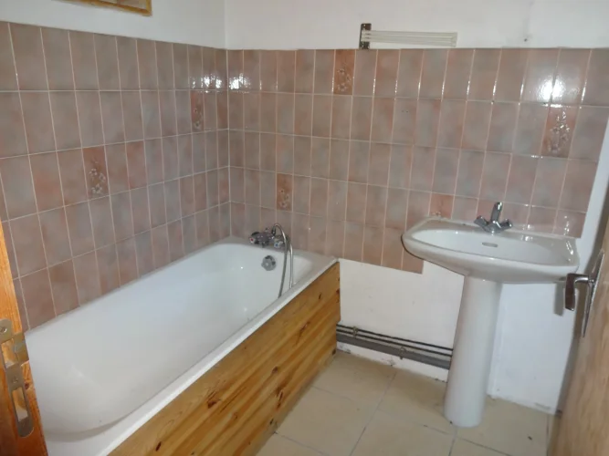 10 Min Bellac, Partially Renovated House, with Habitable Section photo 5