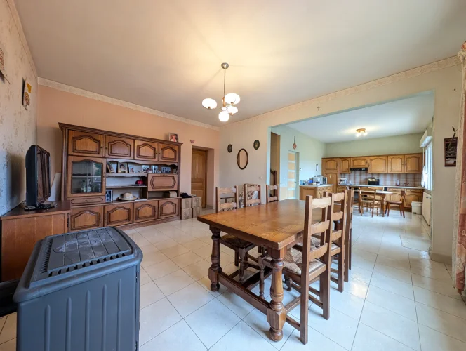 Great Opportunity in the Vilage Centre, House with Large Gar photo 2