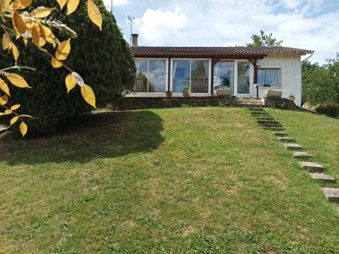 Discover this Pleasant Semi-Buried House on a Lovely Tree-Lined Plot of 2,243 m², Fenced
