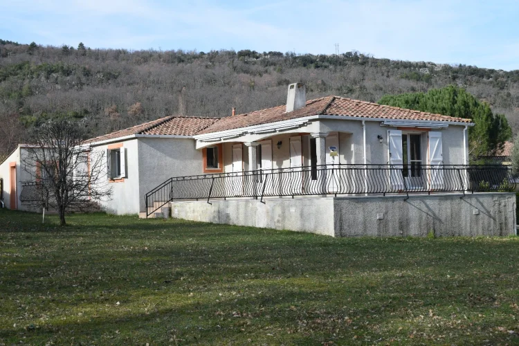 Villa Close to Town Quiet Location Ready to Move in.