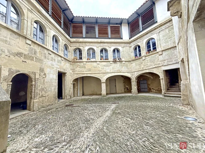 Charming Apartment in the Historic Heart of the City - 3 Rooms - 119m² - Top Floor of a 16th-Century Private Mansion