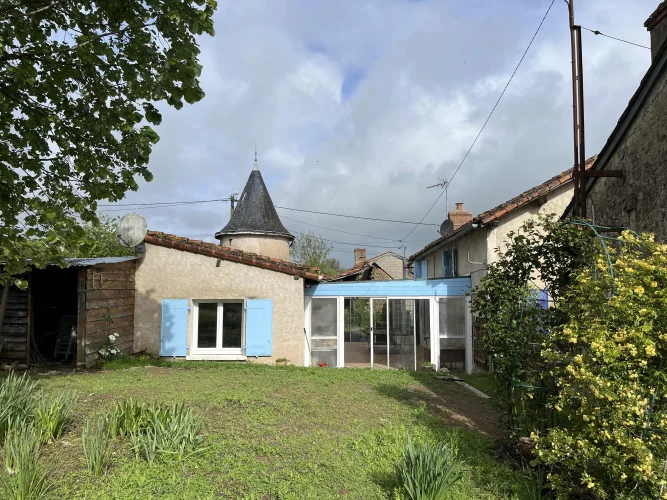 A Quirky Hamlet Property Close to Shops and Amenities