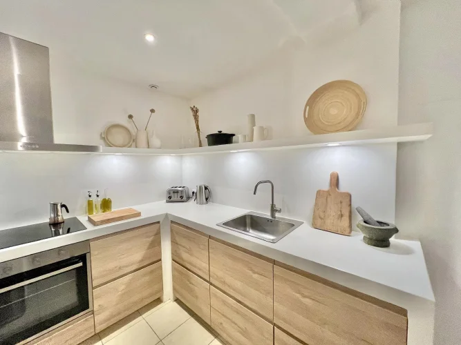 Beautifully Renovated Turnkey Property with Jacuzzi/Spa Area photo 5