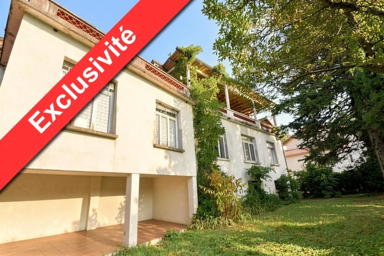 Building / Townhouse with Workshops, Garages, Offices and Large Apartment with Terrace – Near the Ce