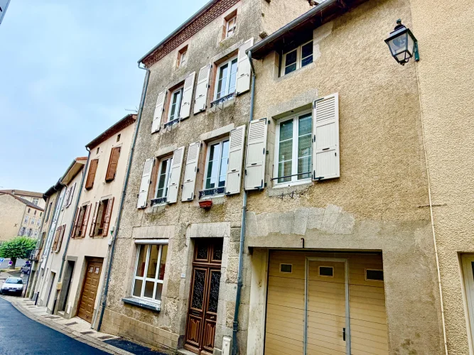 Large and Flexible Townhouse in the Centre of this Lively Town