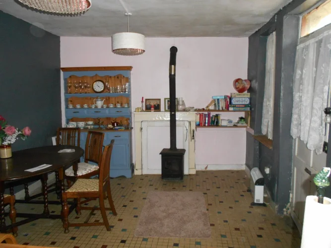 Town House Requiring Complete Renovation photo 5