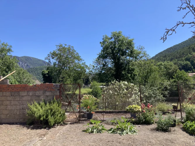 Exceptional Riverside Property with Three Apartments, Large photo 5