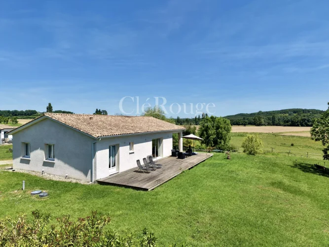 Close to Duras – Stunning Contemporary Property with Lovely Views of the Château De Duras