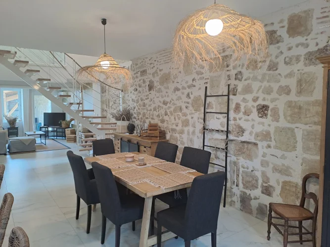 Family Home - Village Centre with Amenities photo 4