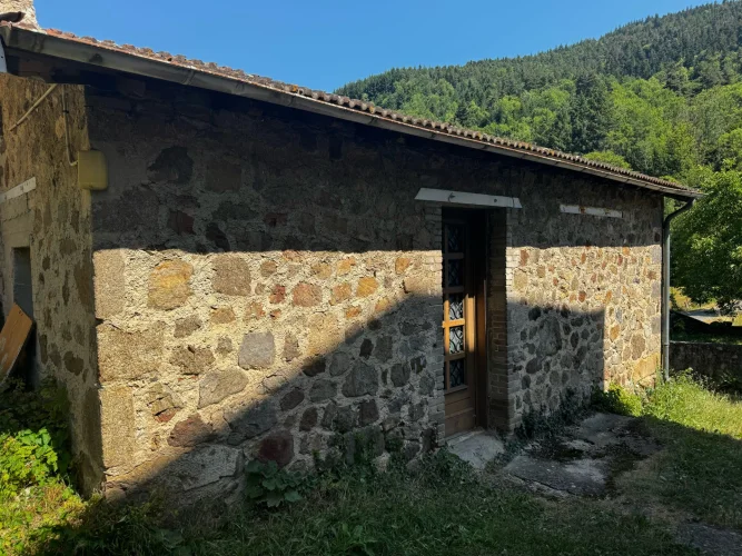 House of 108 m² with 5 Rooms, Outbuilding and 69 m² Garage photo 3