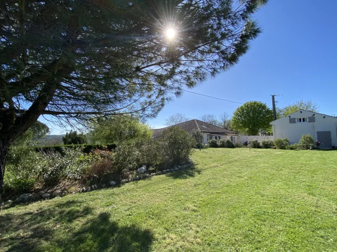 Roquecor Single-Storey House on the Edge of the Village, Lar