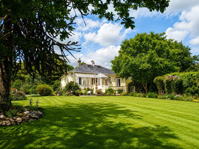 Côtes D'armor. Charming Renovated Riverside Home with 3,261m² of Landscaped Gardens, Walking Distance to Bon Repos Abbey