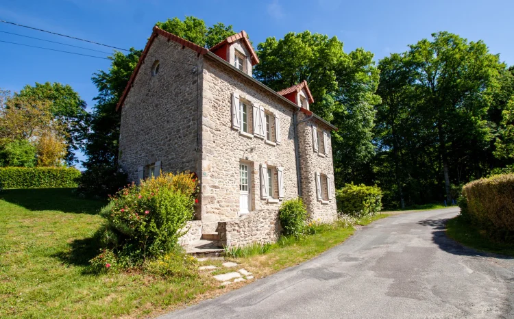 Superb Renovated Stone House with Barn and Land just a Stone's Throw from Guéret and Courtille