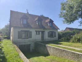 20 Minutes from Gisors, Lovely Renovated Manor House with a Surface Area