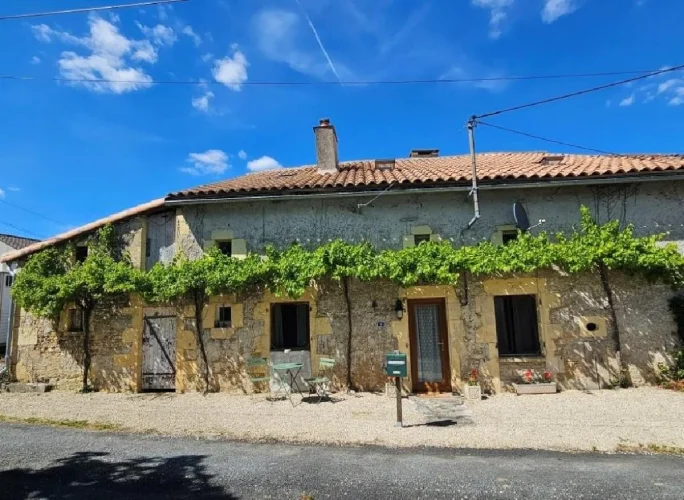 2 Bed House for Sale in Valence-En-Poitou