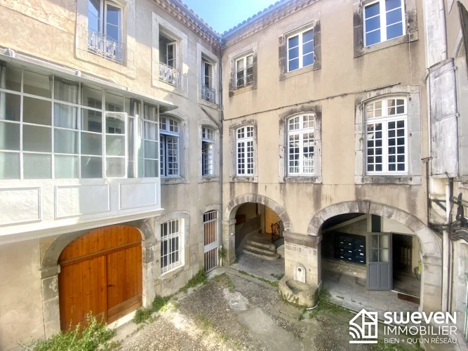 Charming Apartment with Patio in the Very Center photo 3