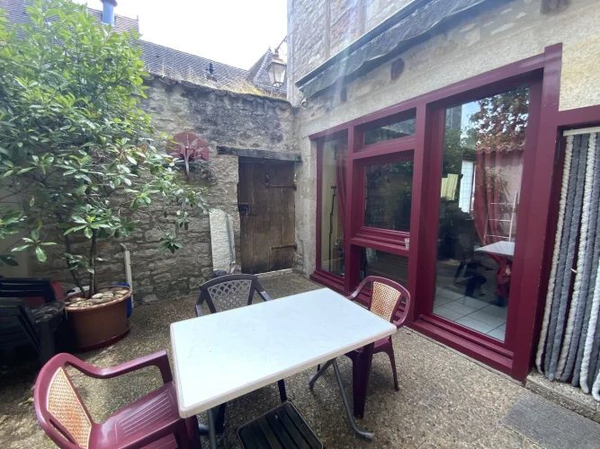 Gramat Center – Stone House of Character with Pleasant Courtyard, Shops on Foot. photo 3