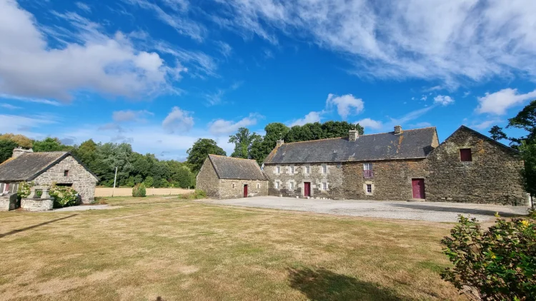Côtes-D'armor, Laniscat, Charming 18th-Century Breton Farmhouse with Character, Outbuildings on 1 Hectare Land