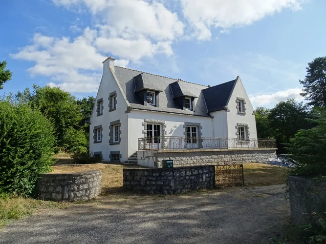 Côtes D'armor. Impressive 6-Bedroom Stone Home with 3,070m² of Mature Gardens in the Village of Locarn