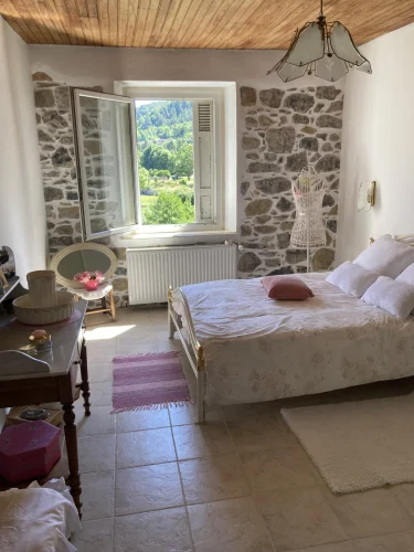 Exceptional Riverside Property with Three Apartments, Large photo 2