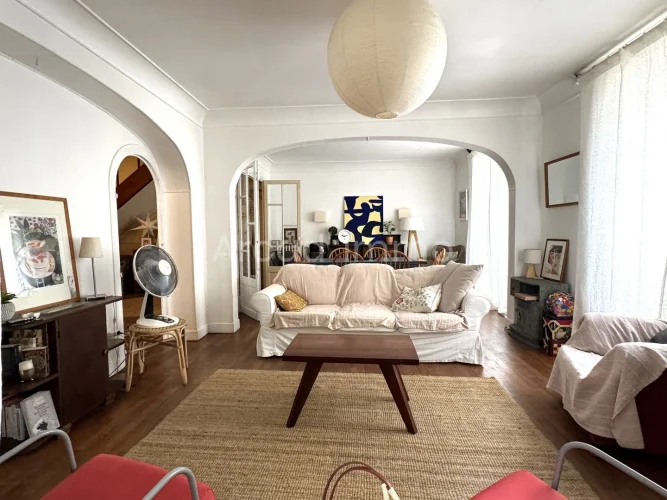 Spacious House with 5 Bedrooms, an Inner Courtyard, in Eymet. photo 4