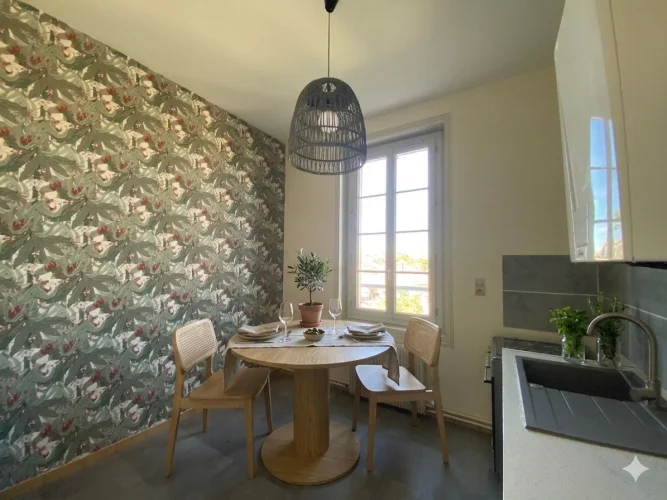 Angouleme Plateau Sud, Quiet Street for this Beautiful Bright F4 Apartment. photo 3