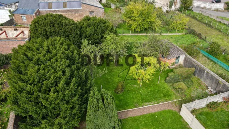 Large Atypical Semi-Detached House with 2 Large Attached Garages and Superb Exterior photo 4