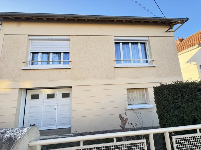 House Close to all Amenities with Independent Studio