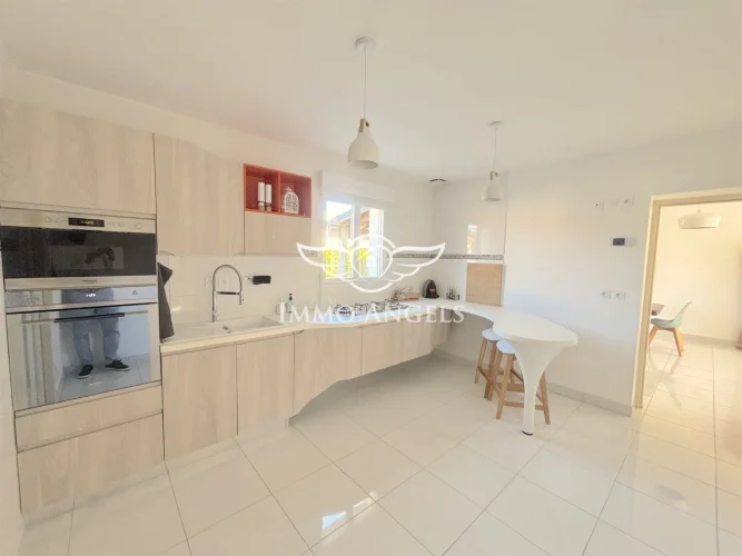 Recent 4-Room House 4 km from the Sea photo 2