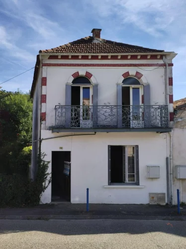 Pleasant Village House of 130m² Located Close to Shops with a Garage, Garden with Vegetable Garden and Well