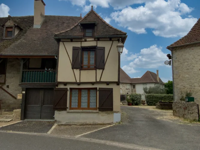 Bretenoux Area, Fully Restored Village House with Courtyard and Balcony