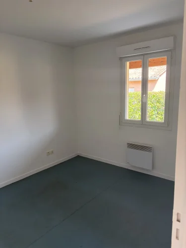 House T3 with Private Garden for Sale in Etauliers - Free of Occupants! photo 5