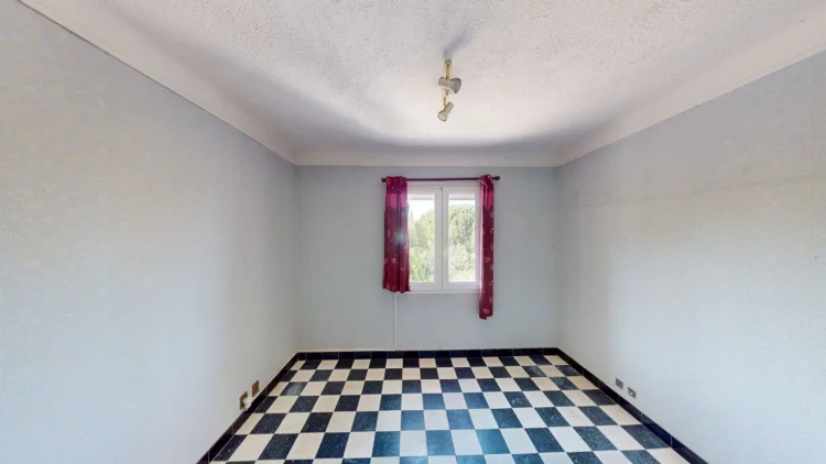 Spacious House in Need of Renovation photo 5