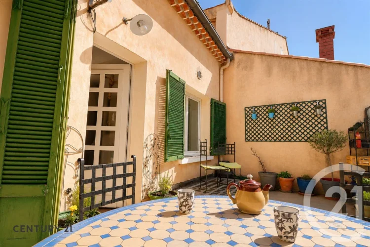 Mediterranean Ambiance on a 30 m² Terrace in Carpentras
