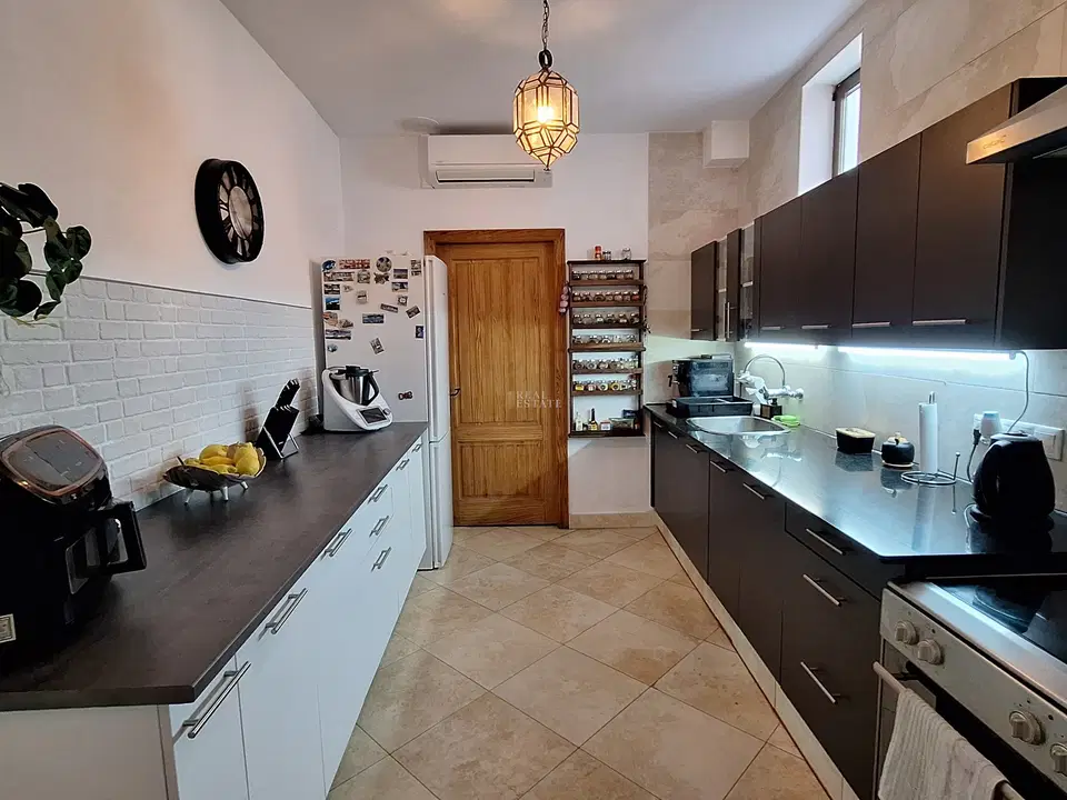 1 Real Estate photo 2
