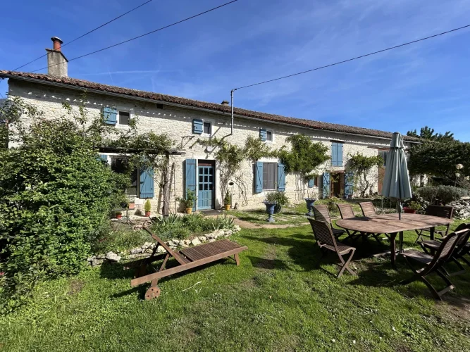 Pretty 3 Bedroom Cottage with Large Garden and Barn Close to Civray