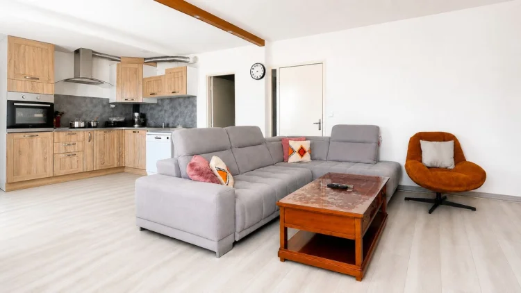 3-Room Apartment with Elevator and Balcony