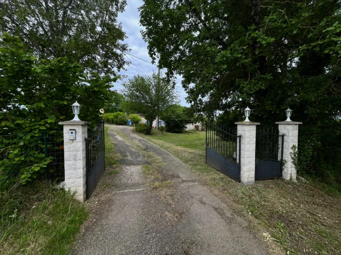 Beautiful Stone House Located a Few Minutes from Montaigu-De-Quercy, in a Quiet and Pleasant Environ photo 2