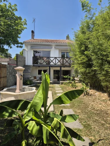 Townhouse of 105 m² of Living Space Offering Beautiful Volumes and Great Potential, with Garden!