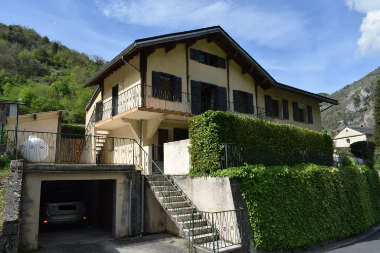 Detached House with Appartment and Land