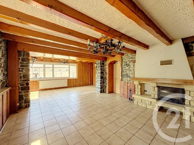 97 m² Apartment to Renovate South-Facing in the Heart of Taninges, Discover this Spacious 97 m² photo 2