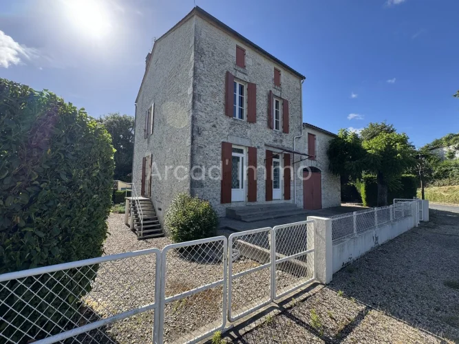 Beautiful Stone House with Garden and Garage. photo 2