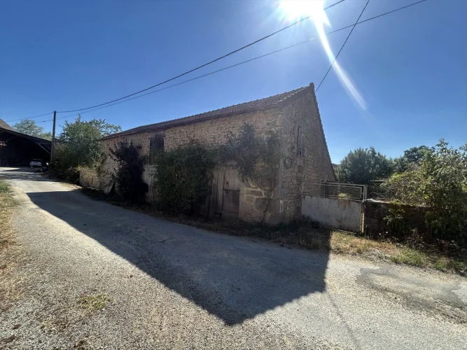 Creusois Farm Complex with 7,800 m² of Land photo 3