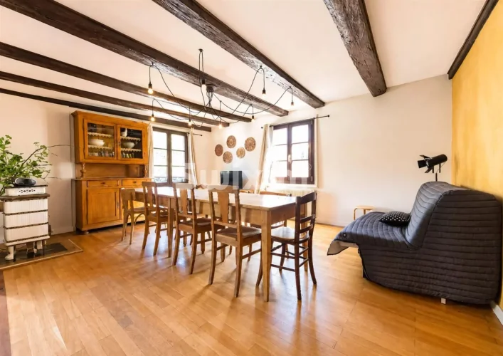 3-Room Apartment Sold Furnished with Covered Parking photo 2