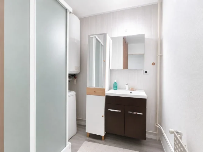 3-Room Apartment with Elevator and Balcony photo 4