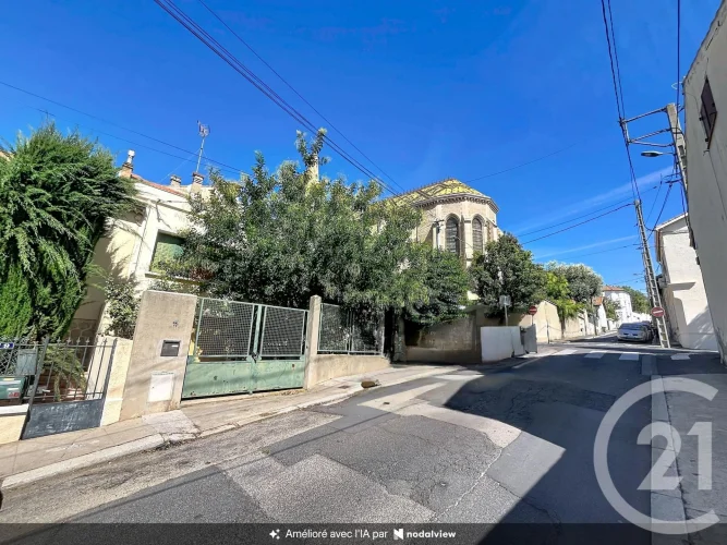 Beziers Notre-Dame District: Corner House with Character and Strong Potential